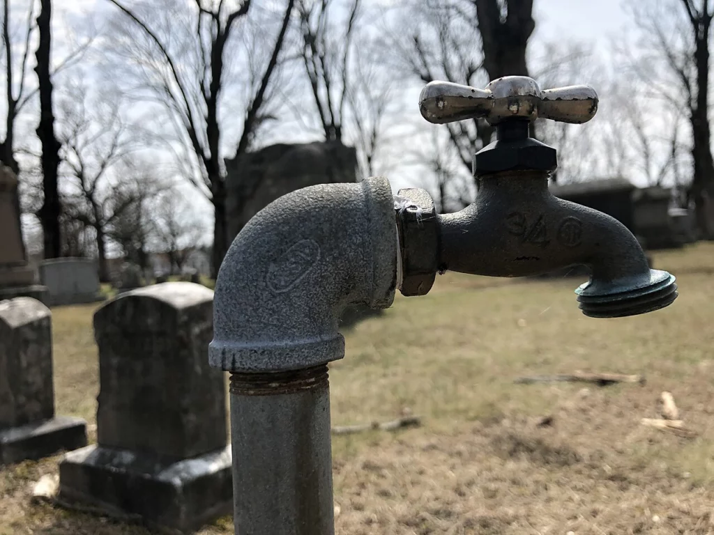 Уличный кран со шлангом на стене загородного дома в Подмосковье